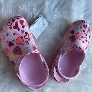 🆕 Crocs Classic Valentines Day Clog J6 Pink Hearts Print Confetti Casual W8